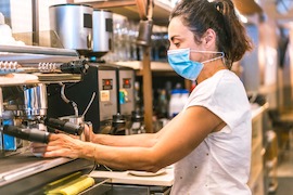 Camarera preparando caf�